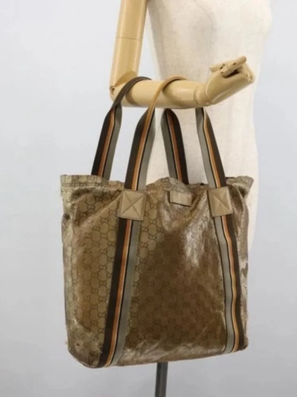 Gucci brand	gucci color	beige